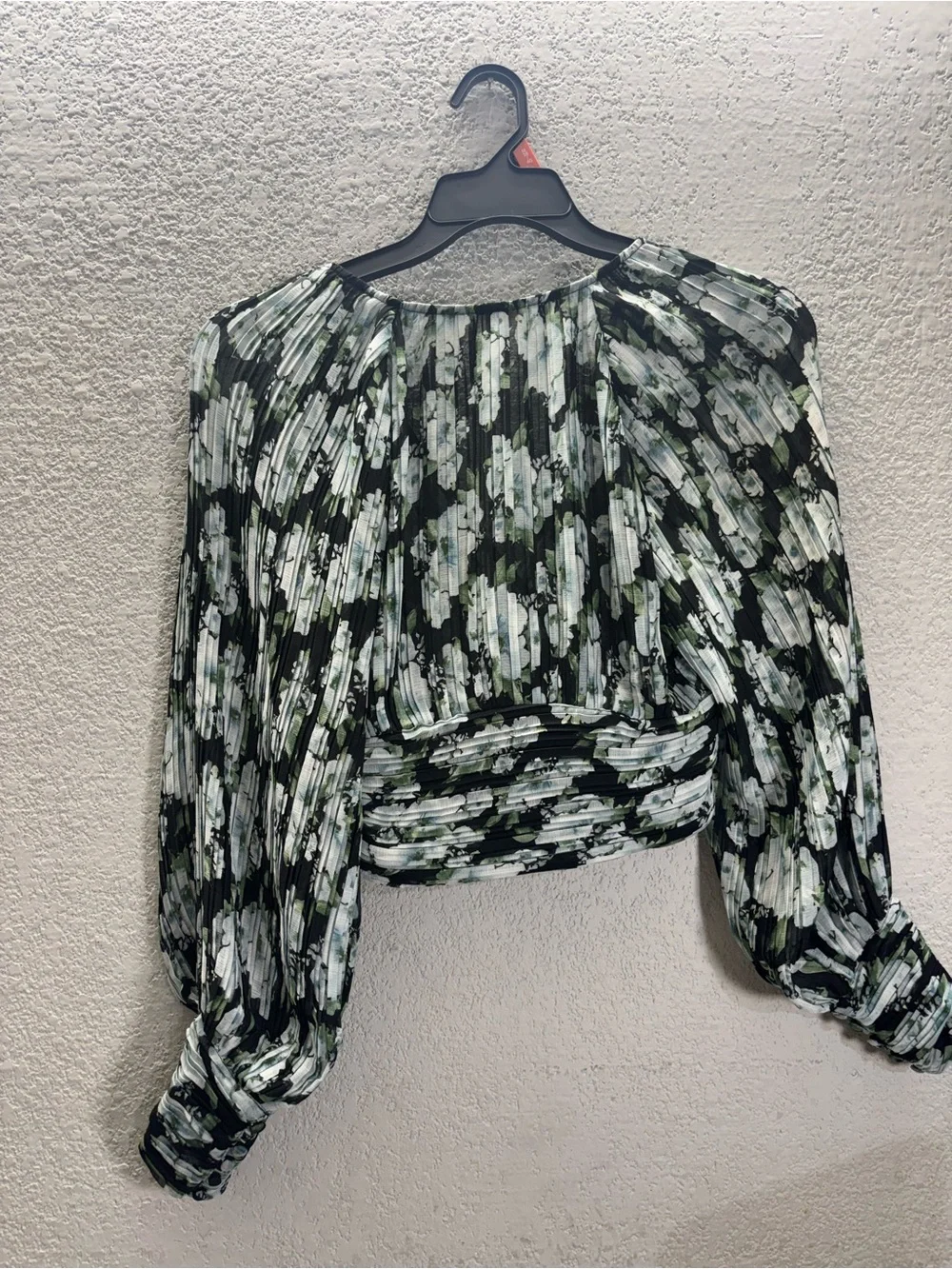 Astr Abstract Green and Black V-Neck Cropped Blouse